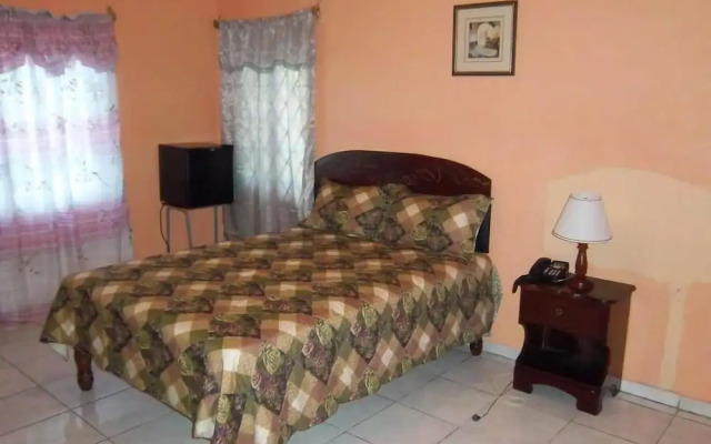 Tropical Court Hotel