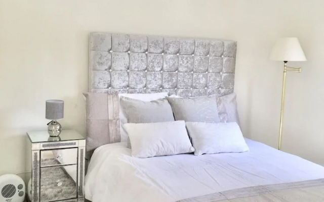 Fascinating & Luxurious Mountain & Pool View Apartment in Porto Banús