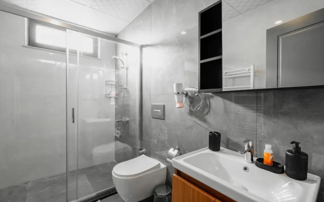 Central Flat w Balcony 5 min to Lara Beach