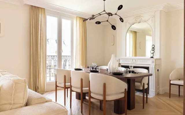 Apartment for 8 People in Grenelle