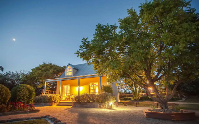 Vineyard Cottages & Cafe