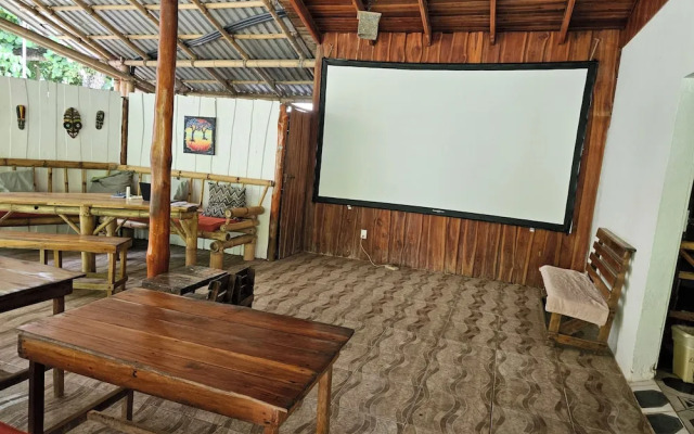 Don Jons Lodge -Surf & Yoga