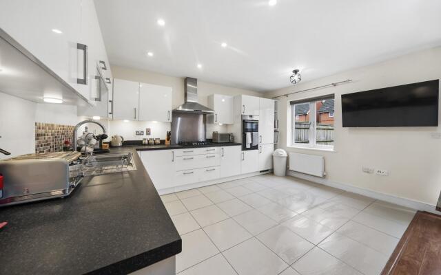 London Heathrow Living Holywell Service House A