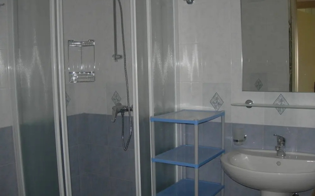 Beautiful Villa For 6 People-pool-tv-ac by Beahost Rentals