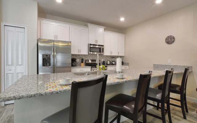 Storey Lake 4 Bedroom Townhome w Splashpool - 1616ST