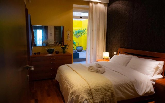 Valletta Collection - Merchant Str Apartment with large yard