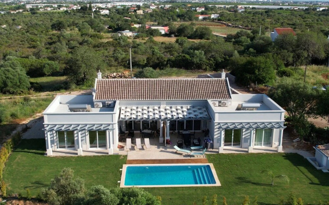Semi-detached Villa With Pool In Rural Setting