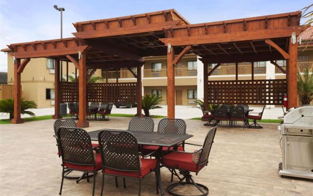 Days Inn & Suites by Wyndham Houston North-Spring