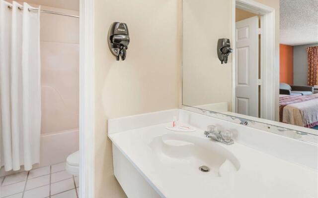 Super 8 by Wyndham Kinder LA