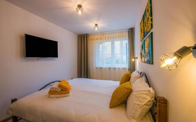 Kitty Sunflower Apartment