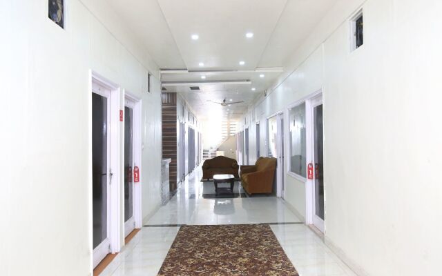 OYO 10376 Hotel Golden Inn
