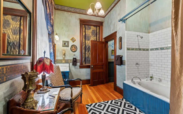 Peerless Hotel & Restaurant