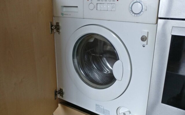 Beautiful City Centre 2-bed Apartment With Balcony