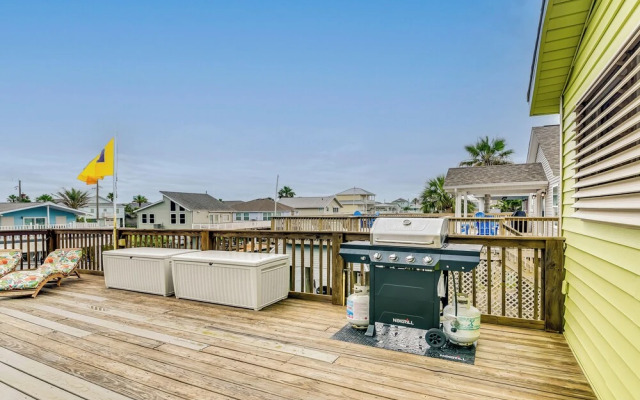 Private Dock & Kayaks: Coastal Gem in Galveston