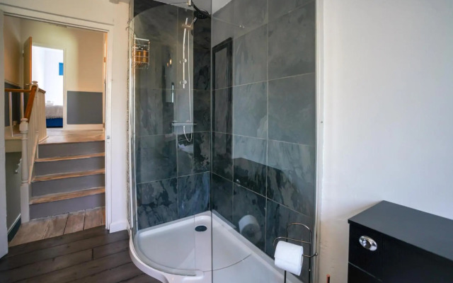 Planet St - Whole House with Parking