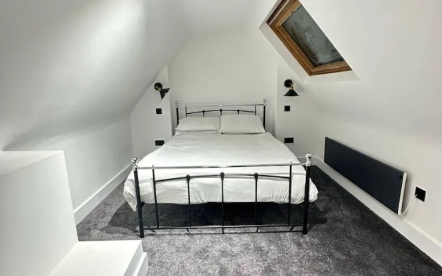 Dippen Hall Signature Apartment - Minutes From LGW
