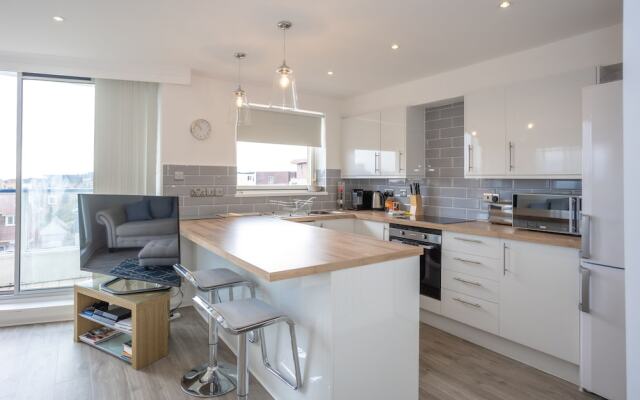Stunning 2 bed Seaside Apartment With Sea Views
