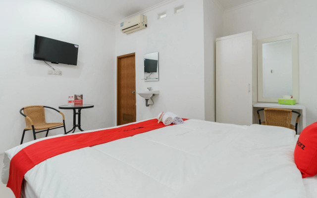 RedDoorz Syariah near Universitas Borobudur