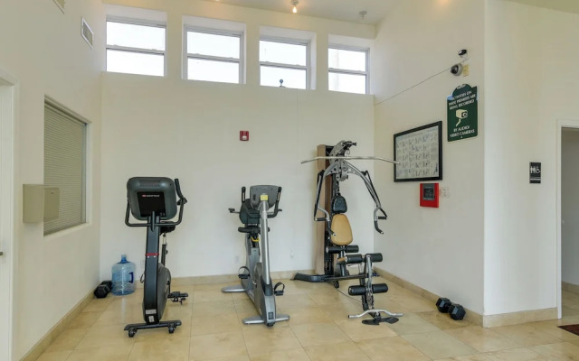 Pool Access, Walk to Beach: Galveston Condo!