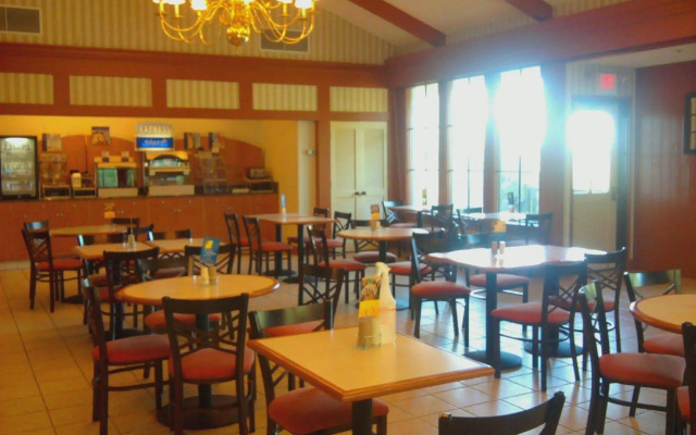 Vinland Hotel and Lounge