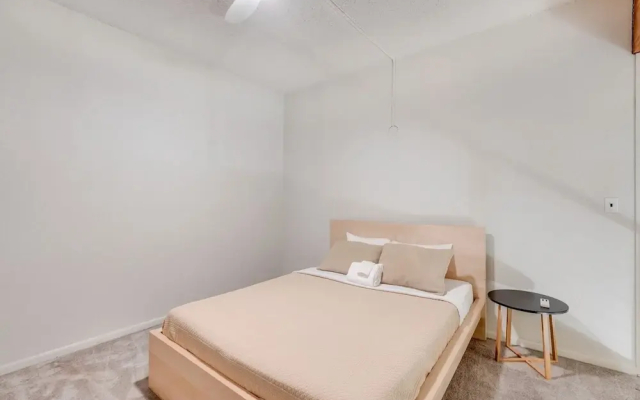 94sll - Inexpensive - Fireplace - Wifi - Sleeps 6 1 Bedroom Condo by RedAwning