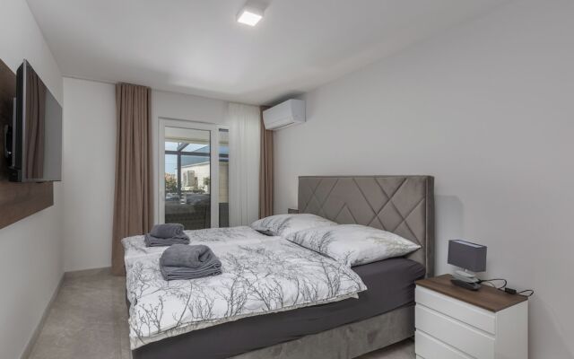 Spacious Pool Apartment Crikvenica