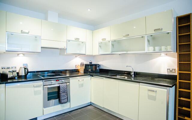 Spacious One Bed Apartment w Balcony in Farringdon
