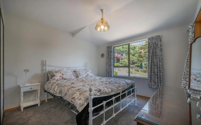 Libeau Lane Views - Akaroa Holiday Home