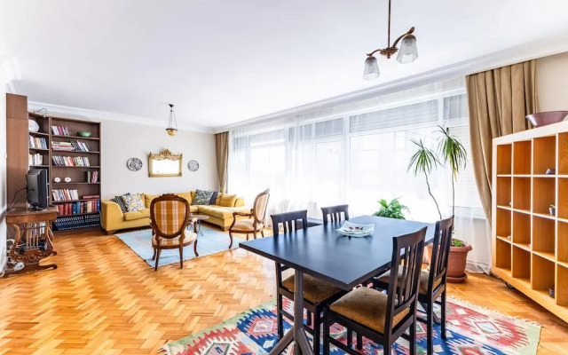 Spacious Flat w Balcony 3 min to Kadikoy Square