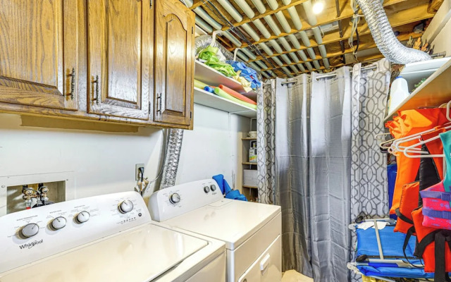 Waterfront Yard, Dock + Game Room: Linn Creek Home