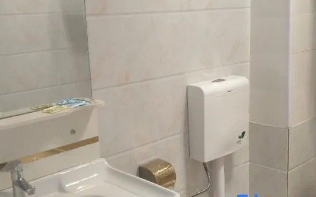 Yulong Hongyuezhuang Inn