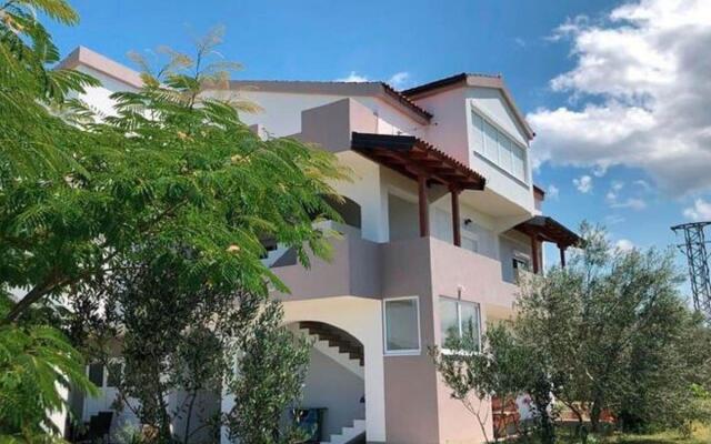 Delightful Apartment in Radovin With Garden