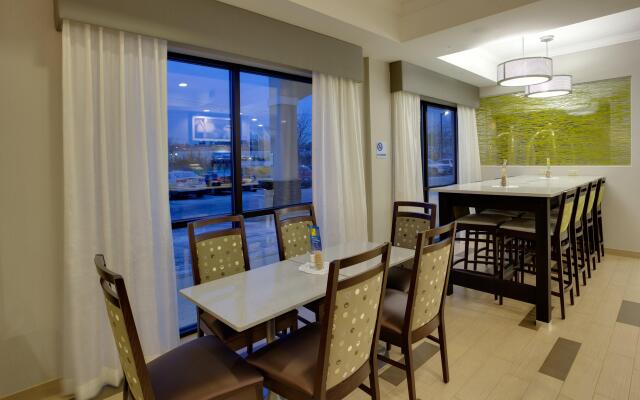 Holiday Inn Express Hotel & Suites Meadowlands Area by IHG