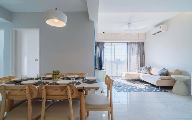 Stylish 3BR Stay Near Gurney Drive, Free Parking