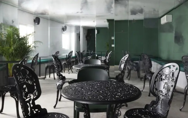 2060 The Newton Hostel & Market