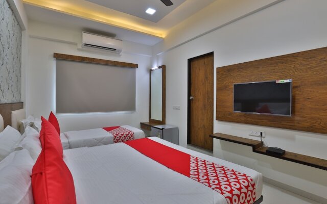 OYO 27930 Hotel Dev Palace