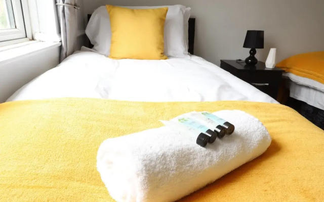 EasyTravel NEC Airport 3 Beds House