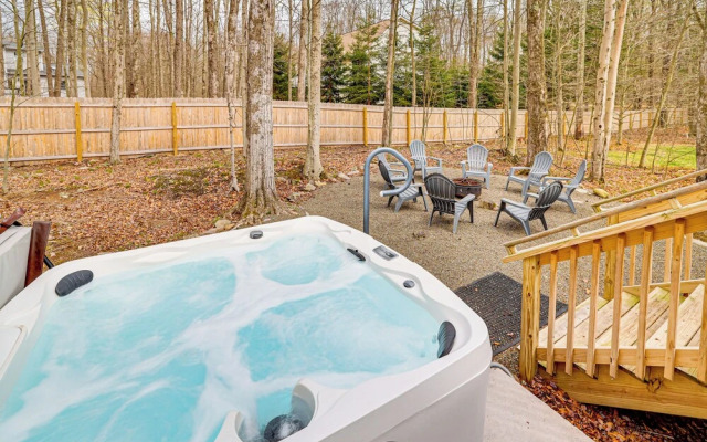 Hot Tub + Decks: Tree-lined Retreat in Pocono Lake