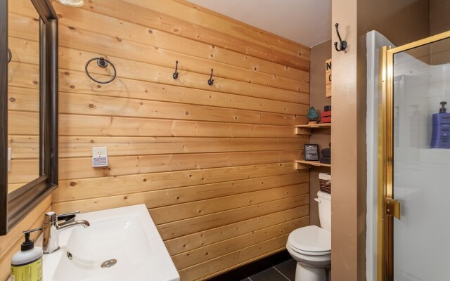 Pine Acres 4 Bedroom Home by NW Comfy Cabins by RedAwning