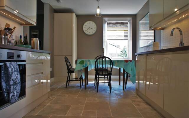 Fantastic 2 Bedroom, Spacious and Great Location!