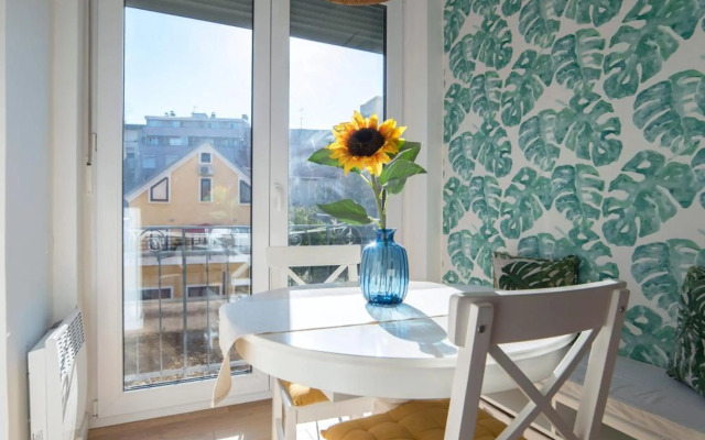 Green Leaf Apartment