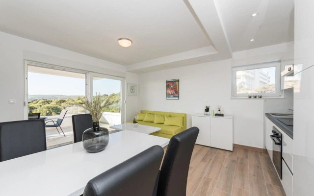 Dino 2 luxury apartment with pool