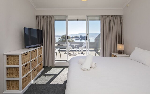 Horizons 420 Lake Jindabyne Waterfront