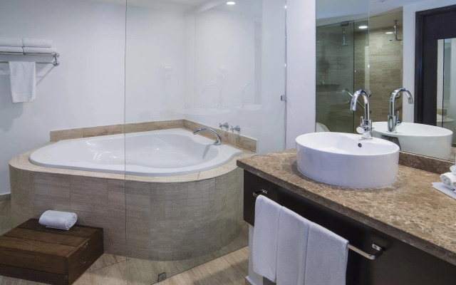 Holiday Inn Guadalajara Patria Universidad by IHG