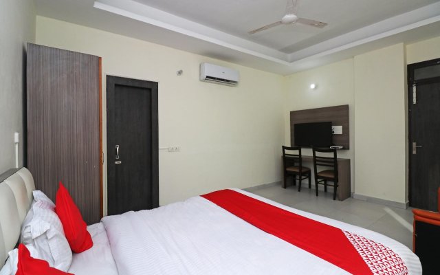 The Classic By OYO Rooms