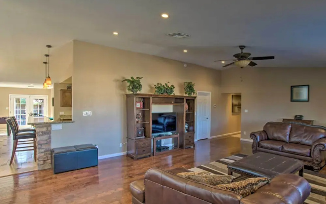 Group Getaway w/ Pool & Putting Green in Glendale