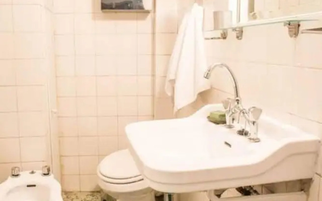 Spacious Apartment Near Parthenon for 6 Persons
