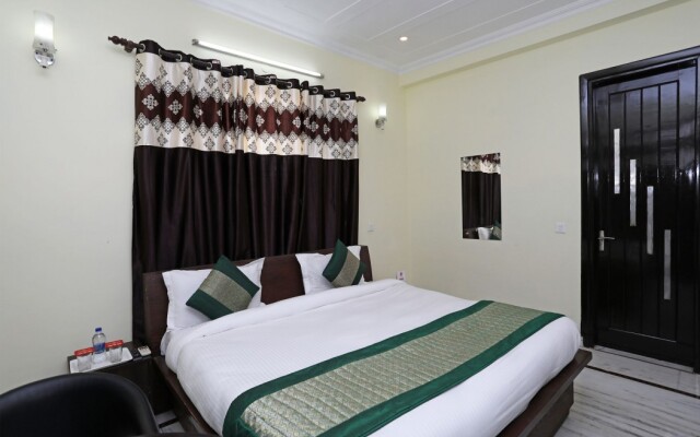 Oyo 11606 Hotel Diplomat Residency