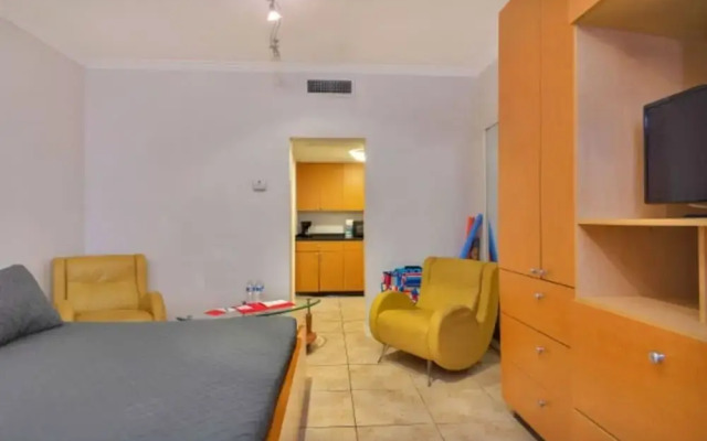Amazing Apartment,hallandale Beach, Walk to Ocean!