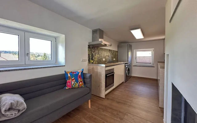 Freistehendes Haus mit Ofen, Terrasse und Garten